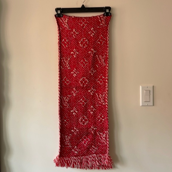 Stunning Louis Vuitton Scarf - Picture 5 of 8